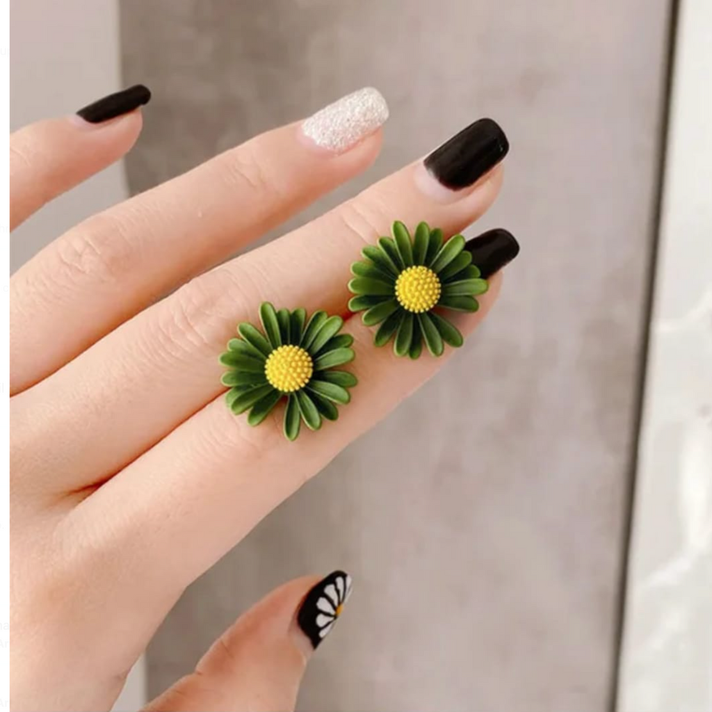 Bloom Pop Daisy Studs