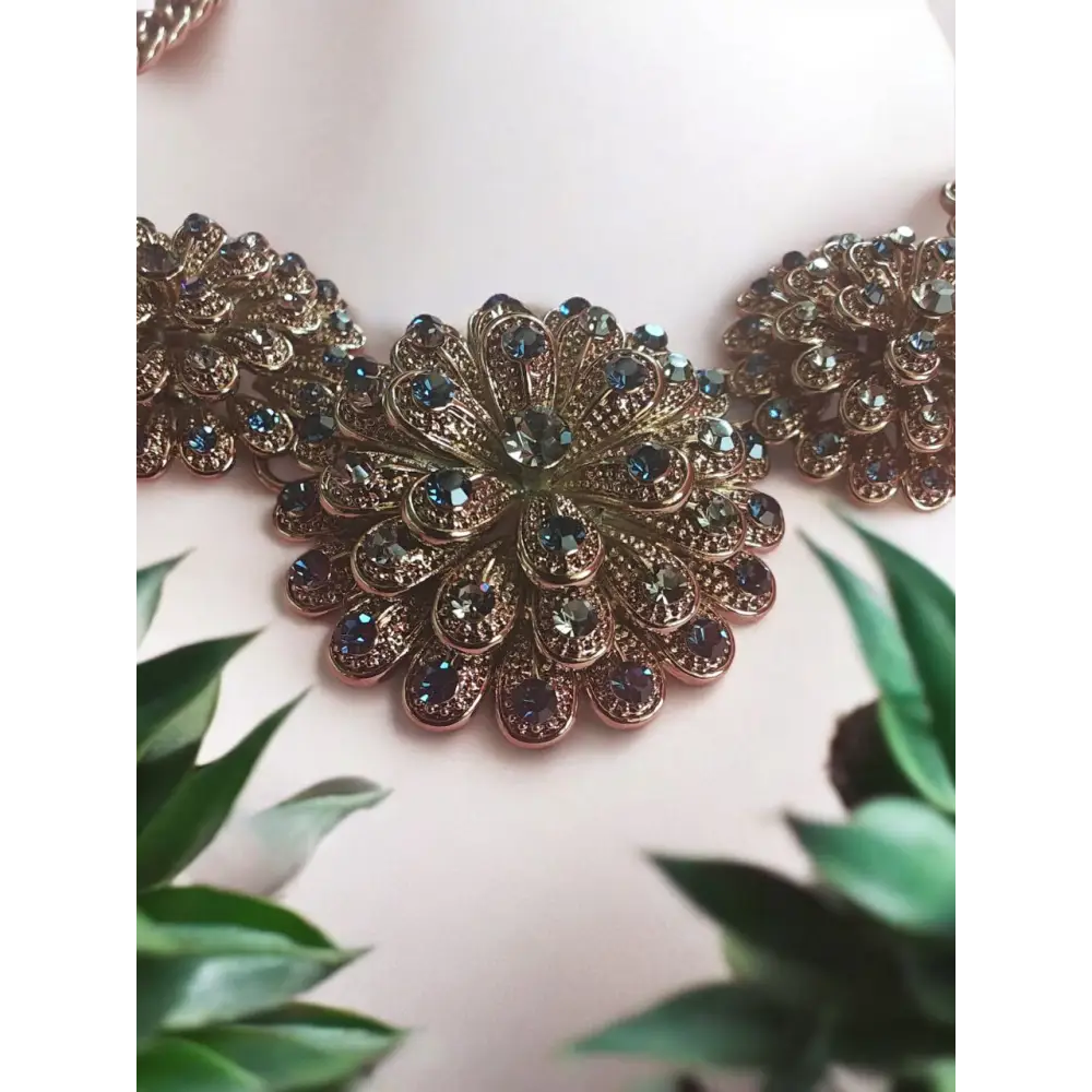 Adair Crushed Stones 5 Petals Necklace - Necklace