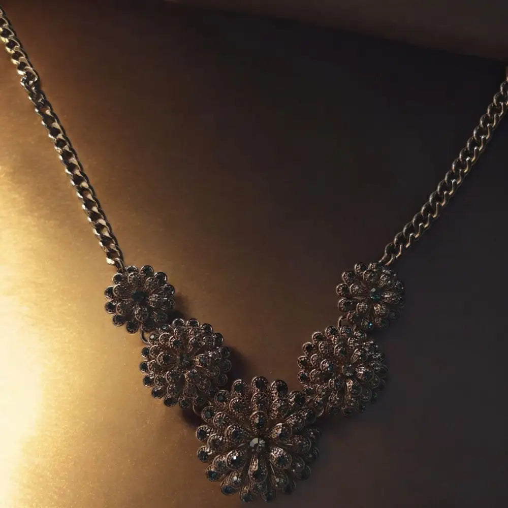 Adair Crushed Stones 5 Petals Necklace - Necklace